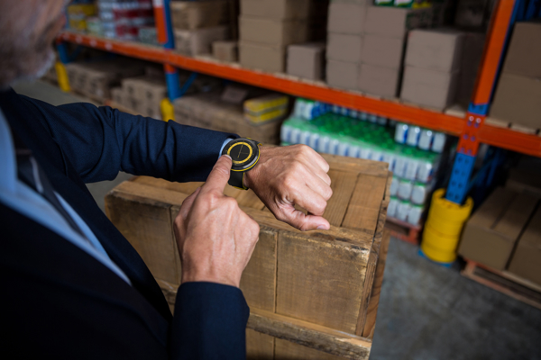 Konec zbytečné práce skladníků díky chytrým hodinkám