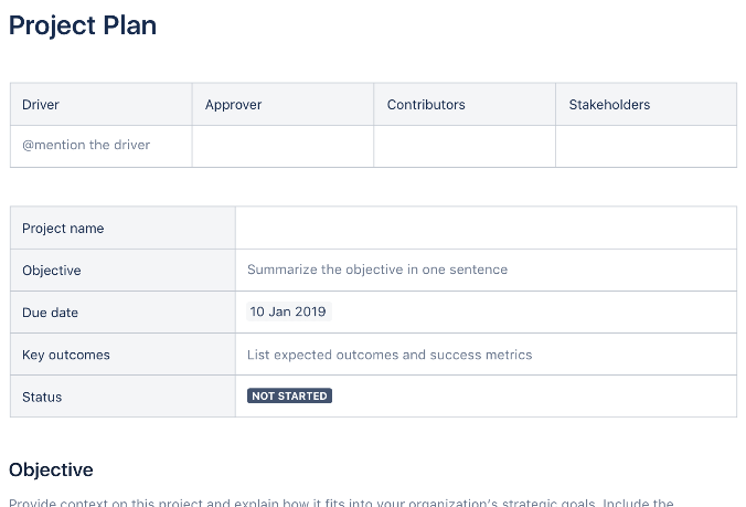 Ukážka šablóny projektového plánu v Confluence s tabuľkami pre rolu, schvaľovateľa, prispievateľa, zainteresované strany, názov projektu, cieľ, termín, kľúčové výsledky a stav