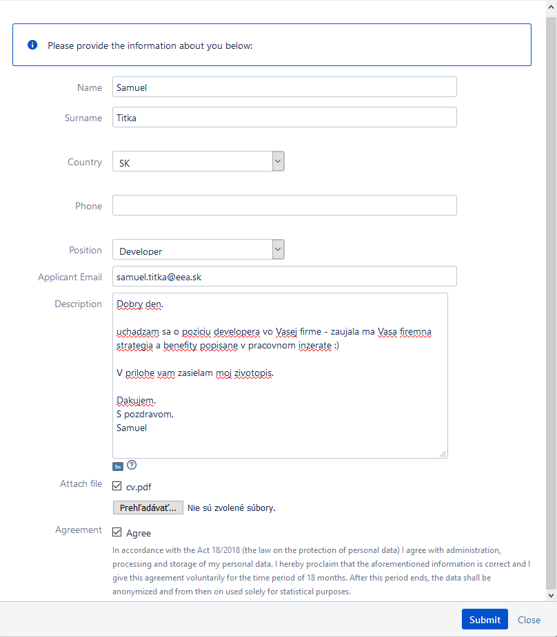 Online formulář žádosti o práci s vyplněnými údaji uchazeče o pozici developera, včetně jména, e-mailu, motivačního textu a přiloženého souboru životopisu
